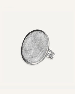 Prsten sa okruglim elementom