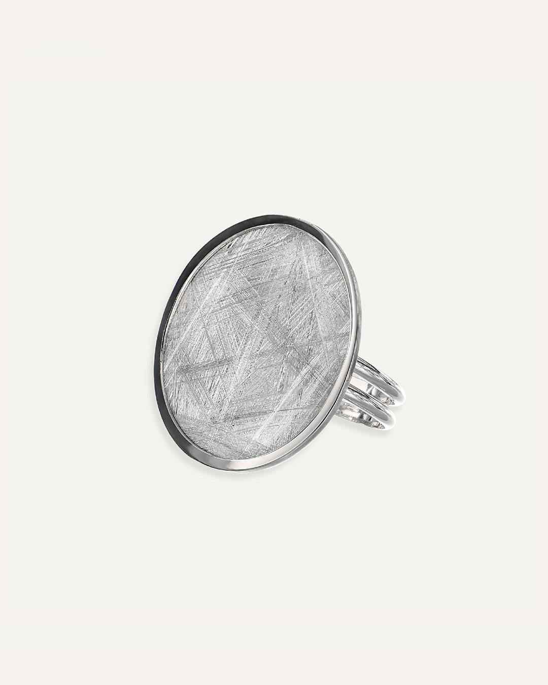 Prsten sa okruglim elementom