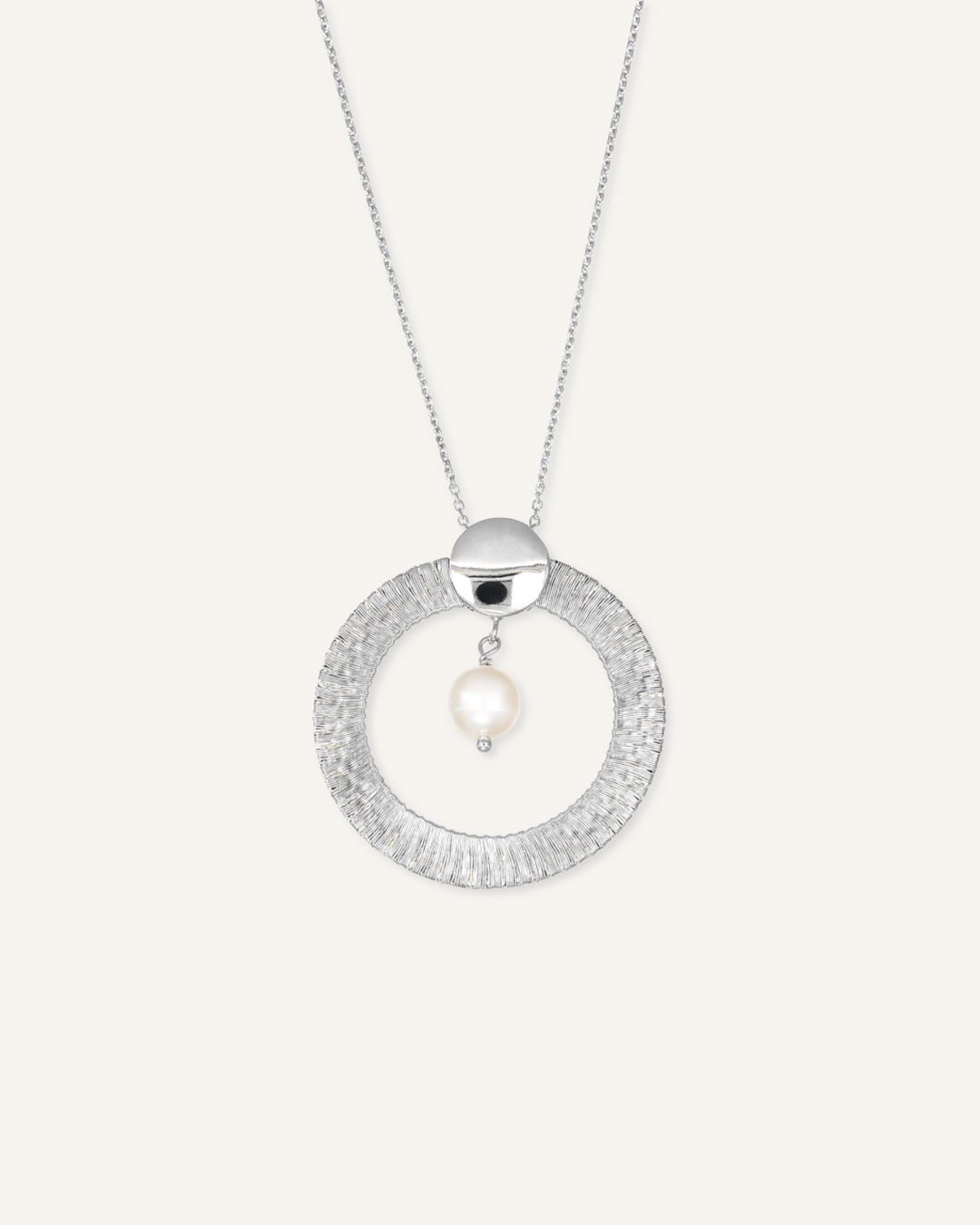 Ogrlica sa biserom unutar kruga